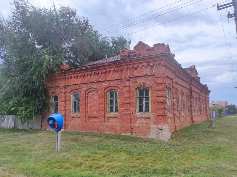 Здание бывшего школьно-молитвенного дома 1903 года постройки..