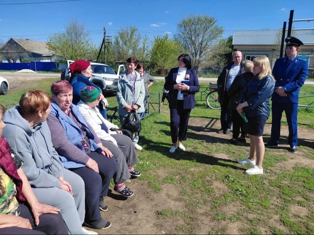 В селе Рязановка состоялась встреча главы района Веры Прохоровой с жителями с участием межрайонного прокурора Николая Алькова, сотрудников полиции и главой Подлесновского МО Снежанны Кузьминовой.