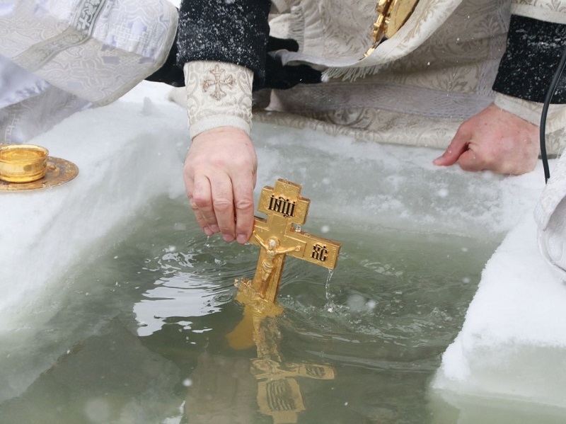 В ночь на 19 января состоятся Крестный ход, водосвятный молебен и пройдут традиционные Крещенские купания в г. Марксе.