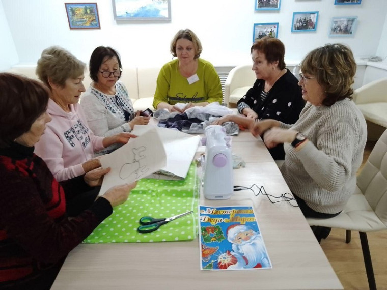 Мастерская Деда Мороза открылась в Новобурасском центре соцобслуживания.