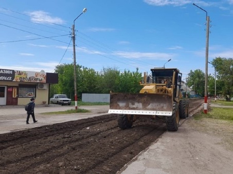 В селе Орловское начался ремонт дорог.