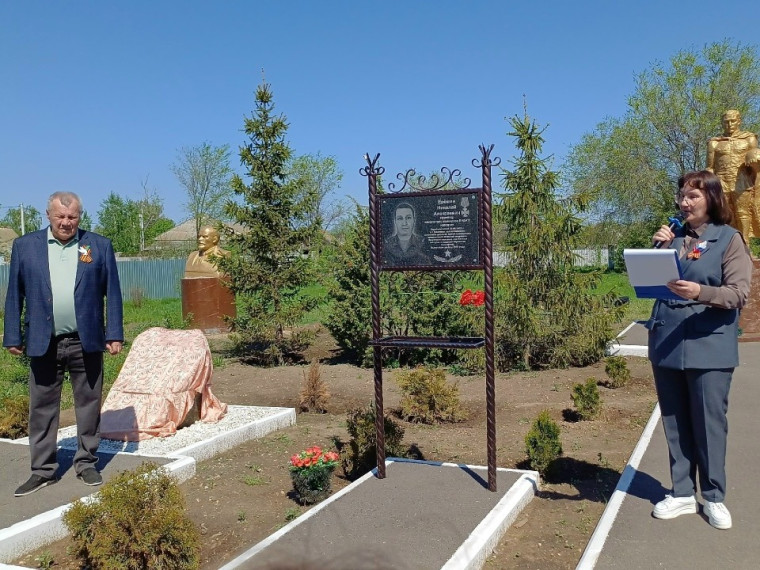 В МОУ-СОШ с. Орловское Марксовского района состоялось торжественное открытие памятной таблички в честь действующего директора школы, полковника в отставке Виктора Николаевича Корякова.