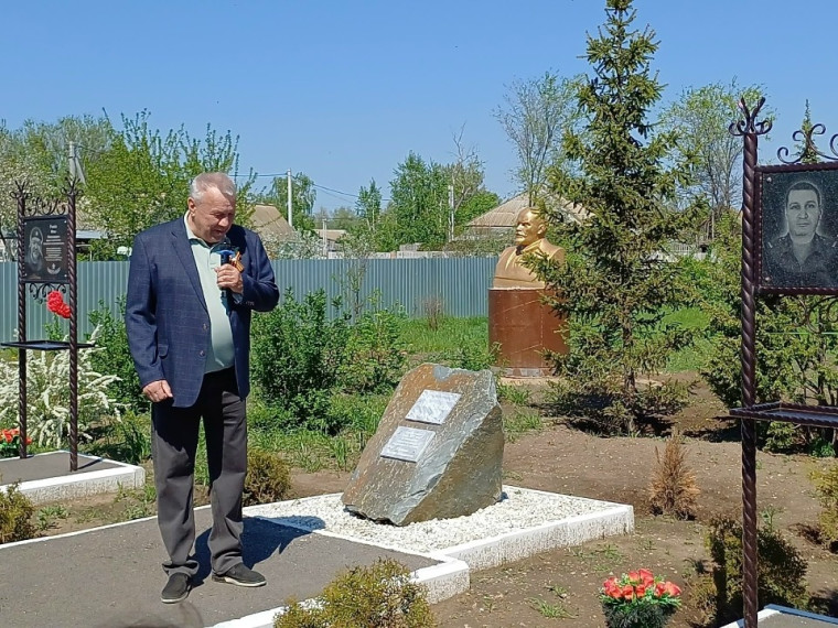 В МОУ-СОШ с. Орловское Марксовского района состоялось торжественное открытие памятной таблички в честь действующего директора школы, полковника в отставке Виктора Николаевича Корякова.