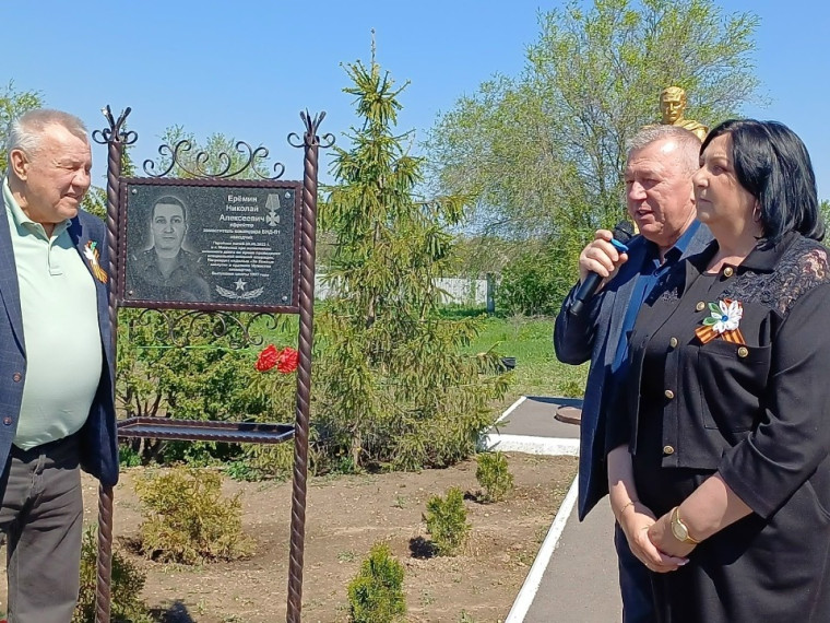 В МОУ-СОШ с. Орловское Марксовского района состоялось торжественное открытие памятной таблички в честь действующего директора школы, полковника в отставке Виктора Николаевича Корякова.